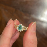 Anel vintage margarida em ouro amarelo 14K com esmeralda (aprox. 0.40 ct) e diamantes lapidação brilhante (aprox. 0.60 ctw), anos 70/80