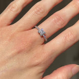 Anello a fiore vintage in platino con diamanti di taglio brillante (0.45ctw), anni ‘90
