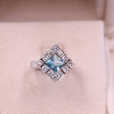 Anello vintage in oro bianco 14k con topazio azzurro quadrato e diamanti di taglio brillante (0,80ctw)