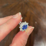 Anello a margherita in platino con zaffiro (1.66ct ca.) e diamanti di taglio brillante (0.88ctw ca.), anni ‘90