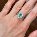 Anello a margherita in oro bianco 18K con smeraldo (1ct ca.) e diamanti di taglio brillante (0.50ctw ca.), anni ‘60