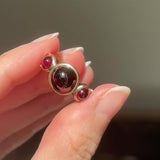 Trilogy vintage in oro giallo 14K con granati di taglio cabochon (5.50ctw ca.), anni ‘40/‘50