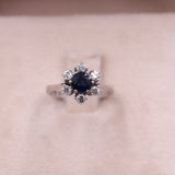 Anello vintage a margherita in oro bianco 14k con zaffiro (0,50ct) e diamanti (0,30ct), anni '70