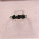 Anello vintage trilogy in oro giallo 8k con spinelli verdi