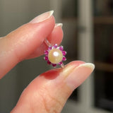 Anello a margherita vintage in oro bianco 18K con perla bianca e rubini, anni ‘50/‘60
