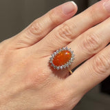Anello a margherita vintage in oro giallo 14K con opale di fuoco sintetico e diamanti di taglio brillante (0.40ctw ca.), anni ‘80