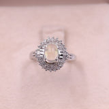 Bague vintage en platine en forme de marguerite avec opale (1,22 ct) et diamants (0,38 ct au total)