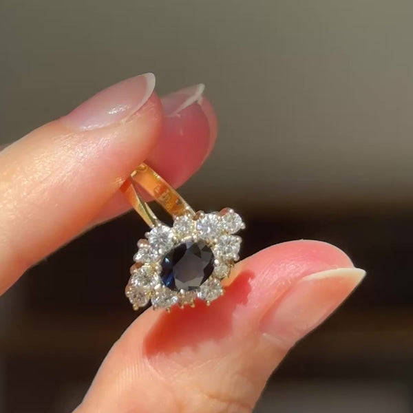 Anello a margherita navette in oro giallo 18K con zaffiro (1ct ca.) e diamanti di taglio brillante (0.75ctw ca.), anni ‘60/‘70