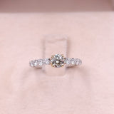 Anello vintage in platino 900 e oro giallo 18k con diamante centrale fancy di 0,508ct e diamanti laterali (0,45ctw)