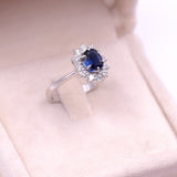 Anello a margherita vintage in oro bianco 18K con zaffiro (0.85ct ca.) e diamanti di taglio brillante (0.48ctw ca.), anni '70