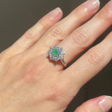 Anello a margherita vintage in oro bianco 18K con smeraldo (0.50ct ca.) e diamanti di taglio brillante (1.20ctw ca.), anni ‘60/‘70