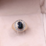 Anello vintage in oro giallo 18K con zaffiro (1ct ca.) e diamanti di taglio brillante (0.14ctw ca.), anni '70