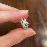“Smeraldo di giorno, rubino di notte” - Anello a margherita vintage in platino con alessandrite e diamanti, anni ‘80/‘90