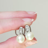 Orecchini vintage in oro bianco 18K con perle bianche e diamanti di taglio vecchia miniera (0.70ctw ca.), anni ‘40/‘50