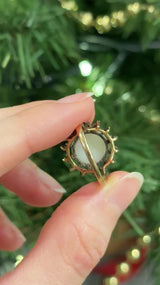 Винтажное кольцо из желтого золота 9 карат с ромашкой, опалом (около 1.70 карата) и гранатами, 1975 г.