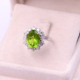 Anello a margherita vintage in platino con peridoto (5.64ct) e diamanti (1.05ctw), anni ‘90