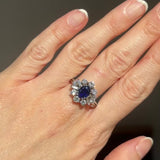 Anello ballerina vintage in oro bianco 18K con zaffiro (1.30ct ca.) e diamanti di taglio brillante e di taglio baguette (1ctw ca.), anni ‘70/‘80