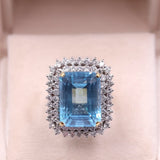 Anello vintage da cocktail in oro giallo e bianco 18k con topazio azzurro (20ct) e diamanti (1,70ctw), anni '70