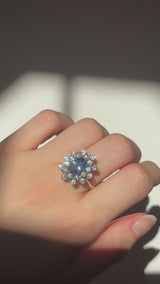 Vintage-Gänseblümchenring aus 14 Karat Weißgold mit Saphiren (ca. 1.90 ct) und Diamanten im Brillantschliff (ca. 1.80 ctw), 70er Jahre
