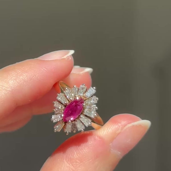 Anello ballerina vintage in oro giallo 14K con rubino (0.40ct ca.) e diamanti di taglio tapered (1ctw ca.), anni ‘70/‘80