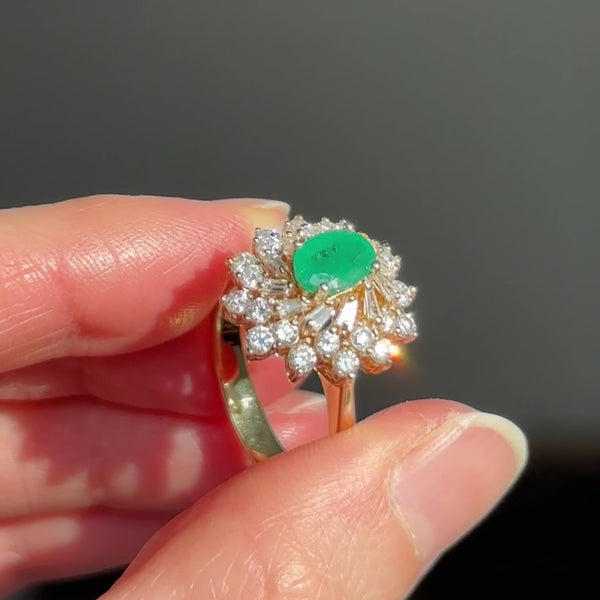 Anello ballerina vintage in oro giallo 14K con smeraldo (0.50ct ca.) e diamanti di taglio brillante e tapered (0.96ctw ca.), anni ‘80