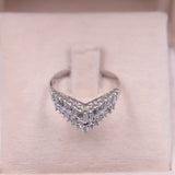 Anello vintage a "V" in platino 900 e diamanti (0,68ctw)