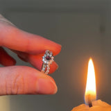 “Smeraldo di giorno, rubino di notte” - Anello a margherita vintage in platino con alessandrite e diamanti, anni ‘80/‘90