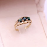 Anello trilogy vintage in oro giallo 8k con spinelli sintetici verdi