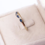 Anello vintage a "V" in oro giallo 9k con zaffiri e diamanti, 1999