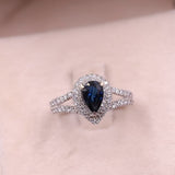 Anello vintage in oro bianco 18k con zaffiro a goccia (1ct) e diamanti (0,70ctw)