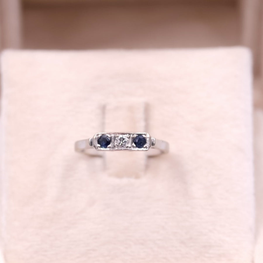 Anello Art Déco in oro bianco 14k con diamante e zaffiri, anni '30