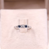 Anello Art Déco in oro bianco 14k con diamante e zaffiri, anni '30