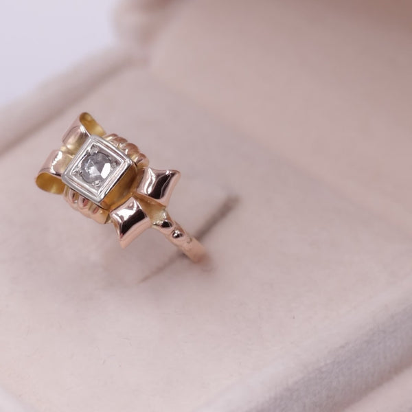 Anello vintage a fiocco in oro giallo 18K con diamante taglio rosa, anni '50