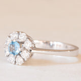 Anello a margherita in oro bianco 14K con topazio azzurro (0.25ct ca.) e diamanti di taglio brillante (0.48ctw ca.), anni ‘70