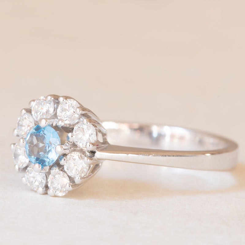 Anello a margherita in oro bianco 14K con topazio azzurro (0.25ct ca.) e diamanti di taglio brillante (0.48ctw ca.), anni ‘70