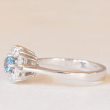 Anello a margherita in oro bianco 14K con topazio azzurro (0.25ct ca.) e diamanti di taglio brillante (0.48ctw ca.), anni ‘70
