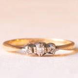Trilogie antique en or jaune 9 carats et palladium avec diamants taille ancienne mine (environ 0.08 ct au total), années 40
