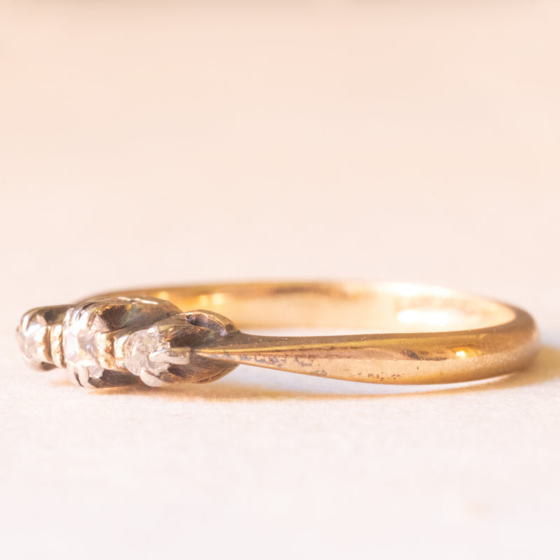 Trilogy antico in oro giallo 9K e palladio con diamanti di taglio vecchia miniera (0.08ctw ca.), anni ‘40