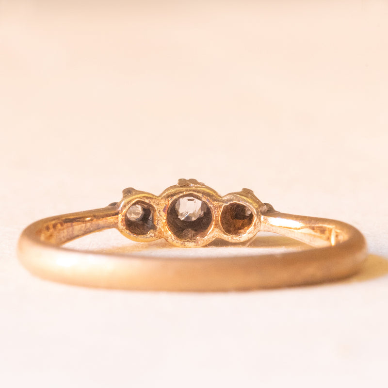 Trilogy antico in oro giallo 9K e palladio con diamanti di taglio vecchia miniera (0.08ctw ca.), anni ‘40