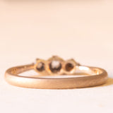 Trilogie antique en or jaune 9 carats et palladium avec diamants taille ancienne mine (environ 0.08 ct au total), années 40