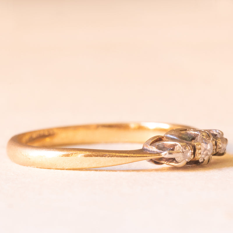 Trilogy antico in oro giallo 9K e palladio con diamanti di taglio vecchia miniera (0.08ctw ca.), anni ‘40