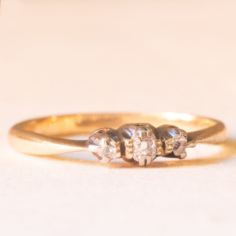 Trilogy antico in oro giallo 9K e palladio con diamanti di taglio vecchia miniera (0.08ctw ca.), anni ‘40