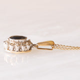 Collana vintage con catenina in oro giallo 9K e con ciondolo a margherita in oro giallo e bianco 9K con zaffiro (0.40ct ca.) e diamanti (0.03ctw ca.), anni ‘70