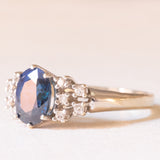 Anello vintage in oro bianco 14K con zaffiro (1.60ct ca.) e diamanti (0.10ctw ca.), anni ‘70
