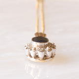 Collana vintage con catenina in oro giallo 9K e con ciondolo a margherita in oro giallo e bianco 9K con zaffiro (0.40ct ca.) e diamanti (0.03ctw ca.), anni ‘70