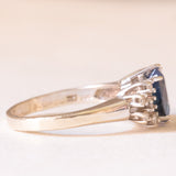Anello vintage in oro bianco 14K con zaffiro (1.60ct ca.) e diamanti (0.10ctw ca.), anni ‘70