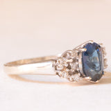 Anello vintage in oro bianco 14K con zaffiro (1.60ct ca.) e diamanti (0.10ctw ca.), anni ‘70
