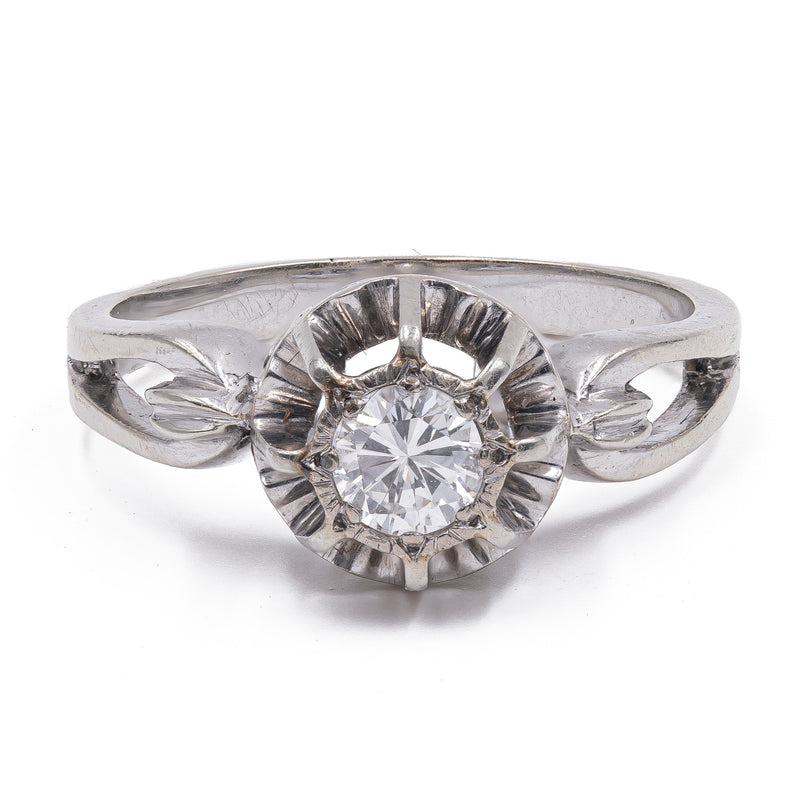 Vintage 18k white gold solitaire ring with 0.30ct central diamond, 1940s