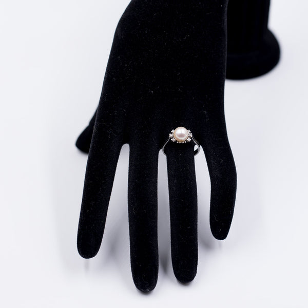 Anello vintage in oro bianco 18k con perla e diamanti (0.06ctw), anni '60