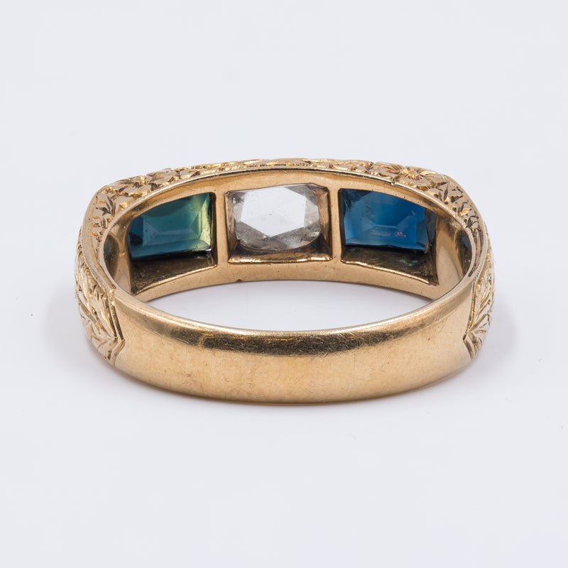 Antique men's ring in 18k gold with central rose cut diamond and sapphires, early 1900s